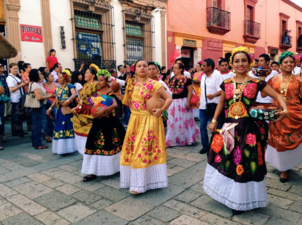 Magia y color de los «Tapetes de Oaxaca» – Artesanías de México – Arte  Popular Mexicano